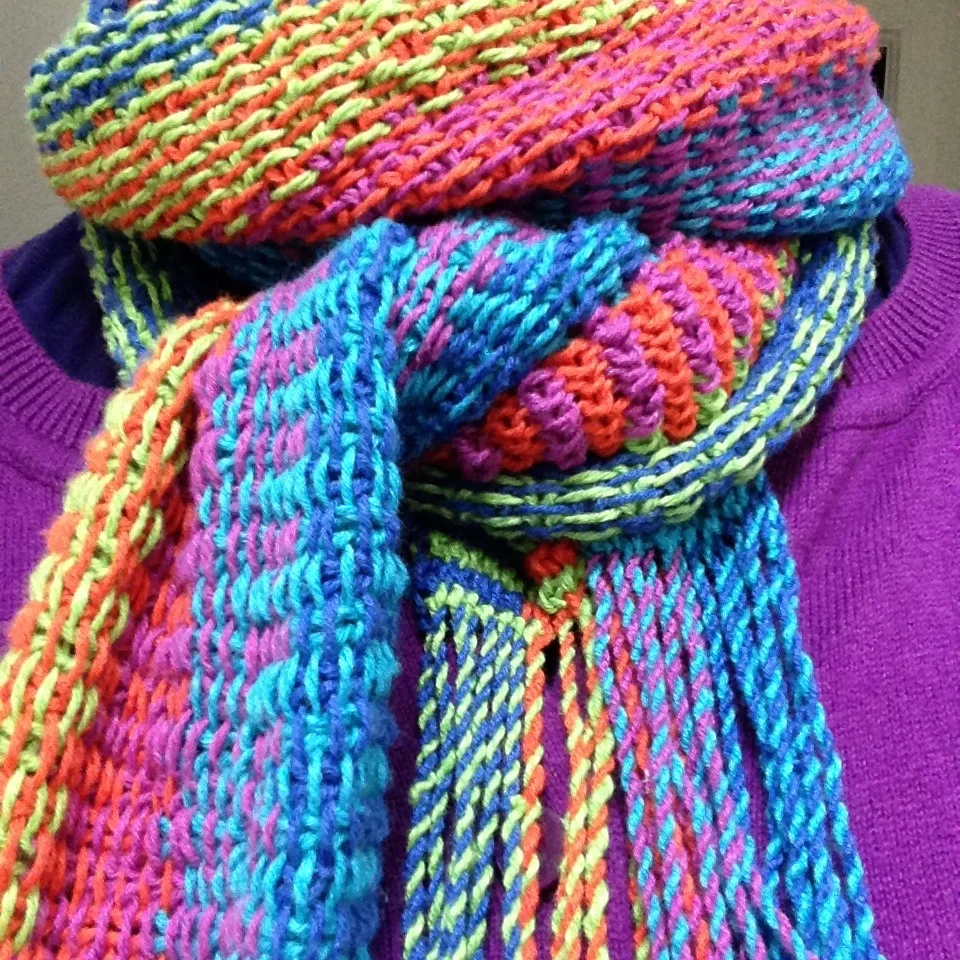 Linen stitch scarf in overlapping stripes. Pattern below.