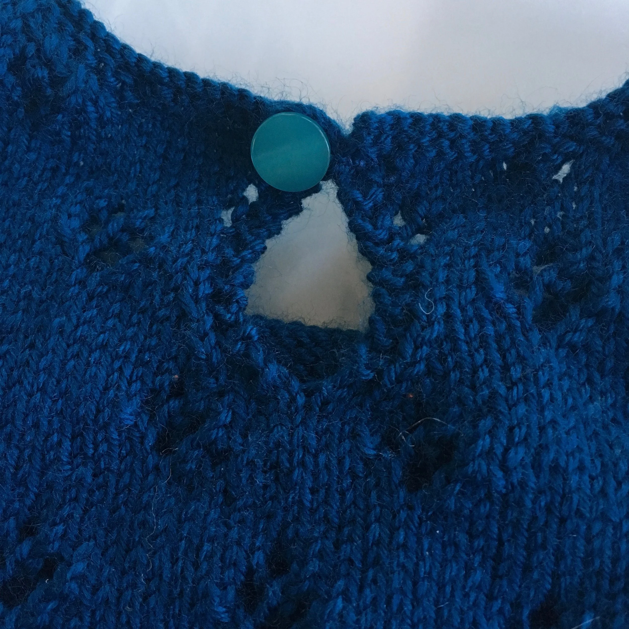 Keyhole closure in back
