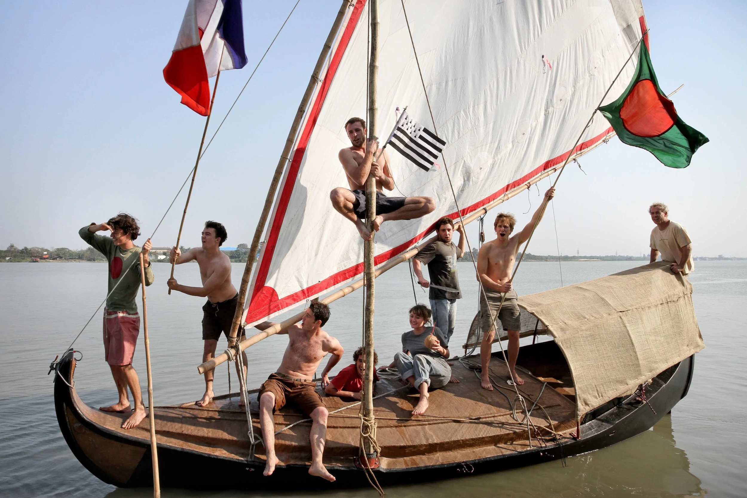 Corentin de Chatelperron à bord de son Gold Of Bengal, premier bateau 100% en fibre de Jute - Avril 2013