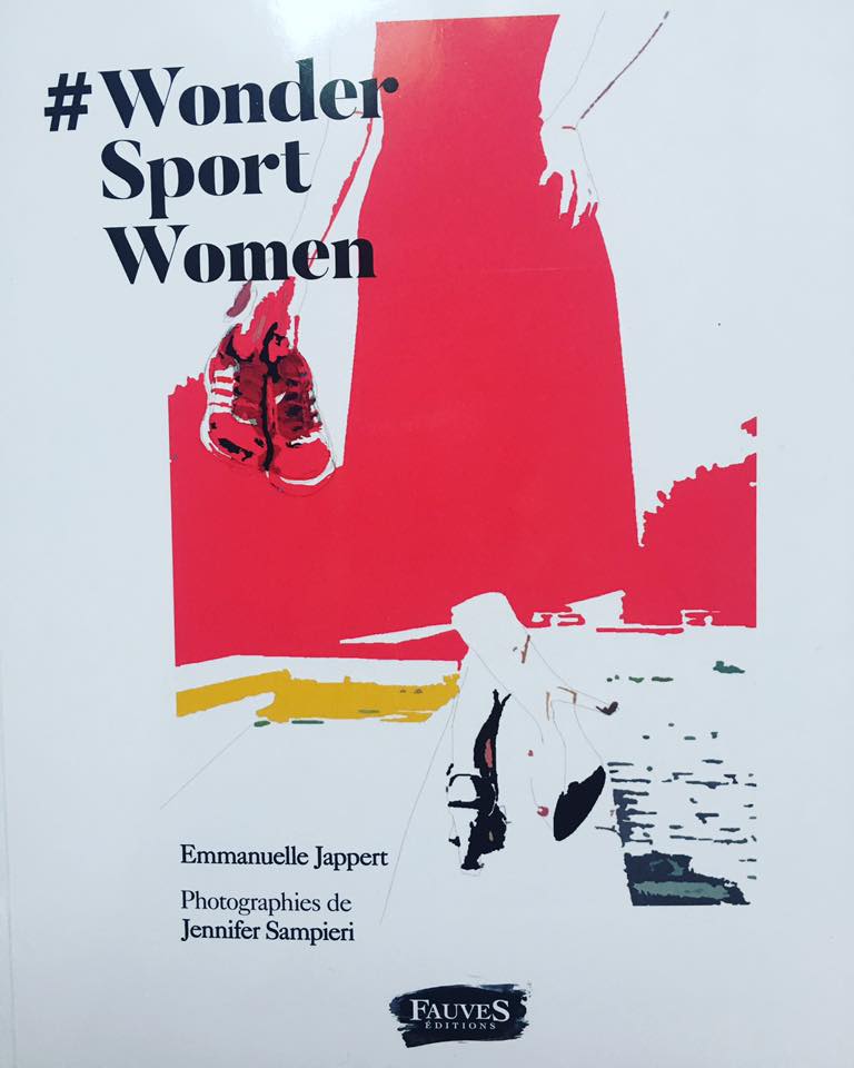 À travers le retour d'expérience de 23 femmes reconnues dans leur domaine, de tous horizons et de tous âges, qui pratiquent une activité physique, ce livre d'entretiens montre les bienfaits du sport et son impact sur le bien-être, la productivité, la créativité et la place que ces femmes ont dans la société. La pratique sportive, sans être forcément de haut niveau, est un formidable levier pour l'hygiène de vie, le dépassement de soi, l'estime de soi et l'épanouissement tant professionnel que personnel. Ces témoignages inspirants sont la preuve qu'une femme peut réussir professionnellement et atteindre l'excellence tout en se consacrant à ses loisirs et à une activité physique, indispensables à son équilibre. Grâce aux messages puissants de ces femmes dans la lumière, il s'agit à notre façon d'aider à faire changer les mentalités pour que toutes prennent leur place dans la société, en choisissant le mouvement plutôt que la sédentarité, dès le plus jeune âge. Entretiens avec Stéphane Pallez, Christine Lewicki, Anne Ghesquière, Cyrielle Hariel, Angélique Gérard, Delphine Rémy-Boutang, Claire Levacher, Miren Bengoa, Nathalie Péchalat, Emmanuelle Duez, Martine Duclos, Dominique Carlac'h, Laury Thilleman, Béatrice Duboisset, Lorie Pester, Muriel Hurtis, Géraldine Pons, Marie-Amélie Le Fur, Malene Rydahl, Estelle Denis, Céline Bouvier, Géraldine Maillet, Flora Coquerel. Ici pour le livre version digitale!