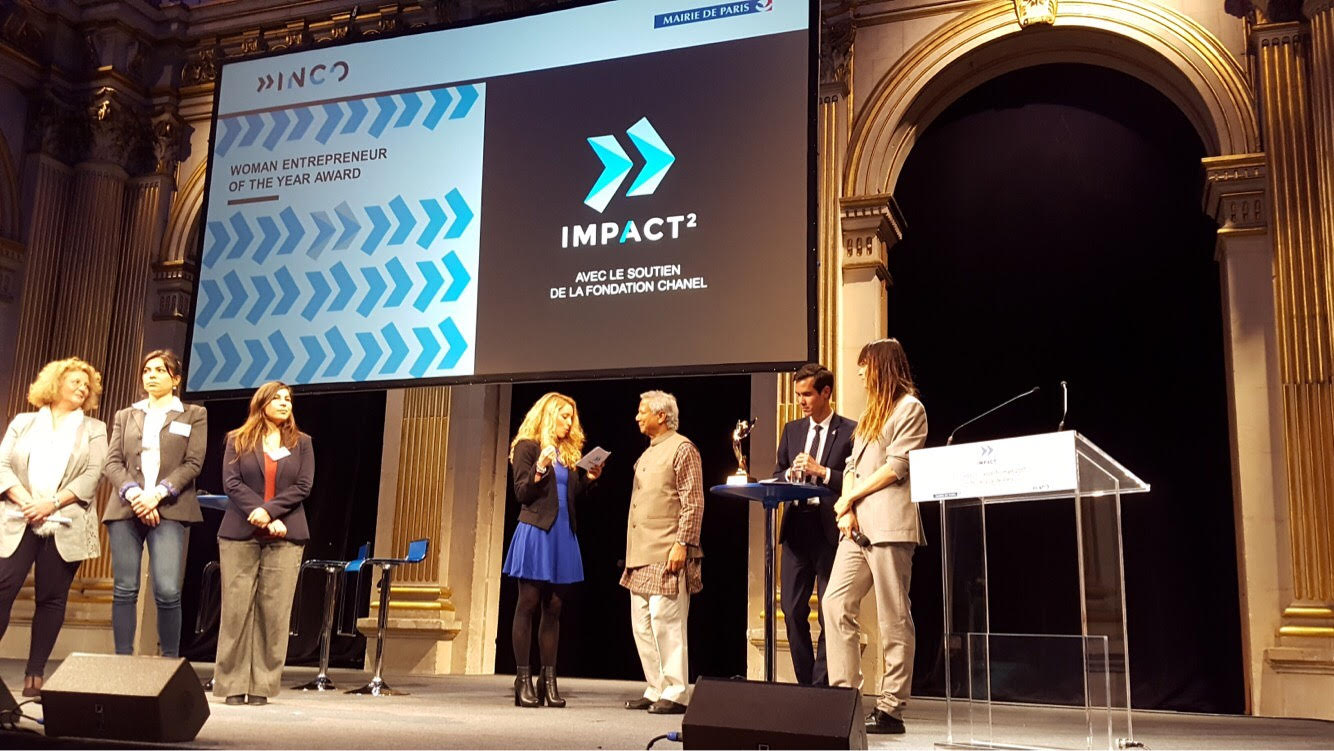 Remise du prix avec le fondateur de Inco, Nicoas Hazard, le pr M. Yunus et de la mannequin Caroline de Maigret.
