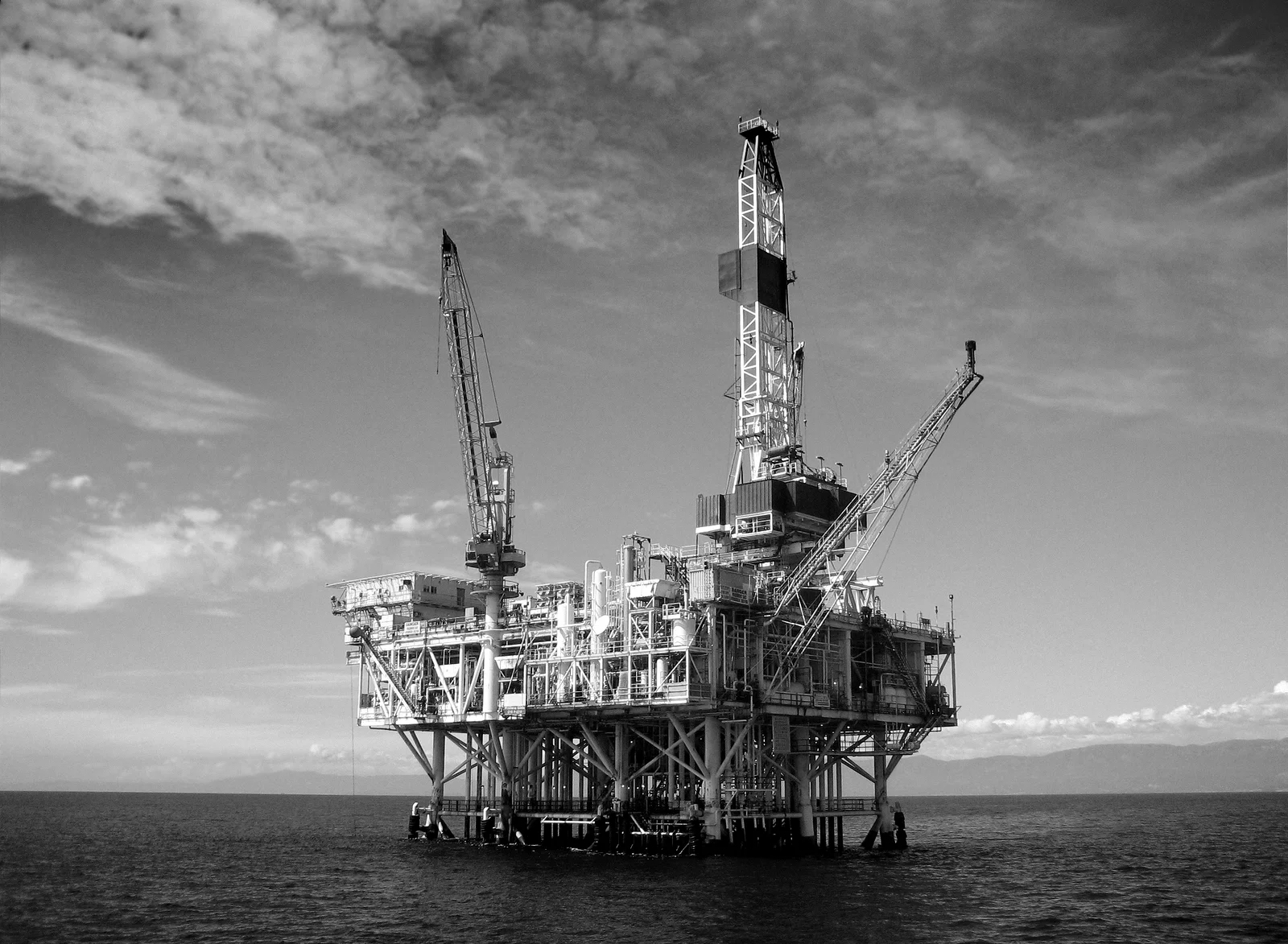 bigstock-Offshore-Oil-Rig-Drilling-Plat-25284695.jpeg