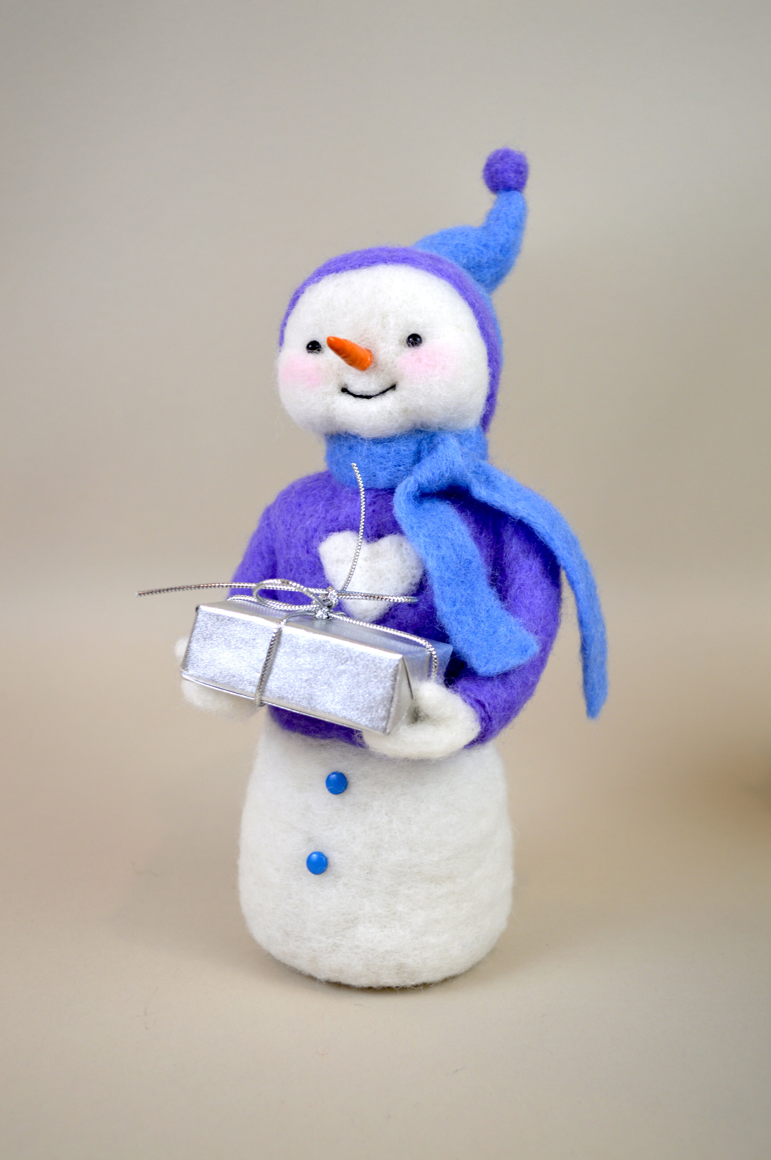Snowman w/Xmas Gift in Silver