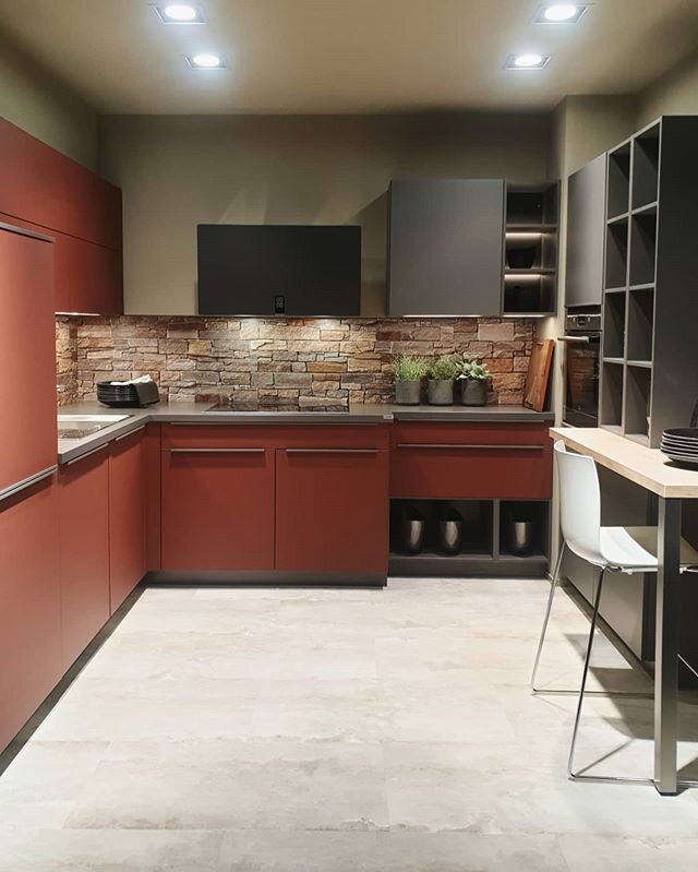 Lots of love for this compact kitchen from our Core Collection in rust red and warm grey. It houses plenty of well thought out storage and well positioned high-performancs appliances. And, we love the brick wall effect splashback! It looks very cool 