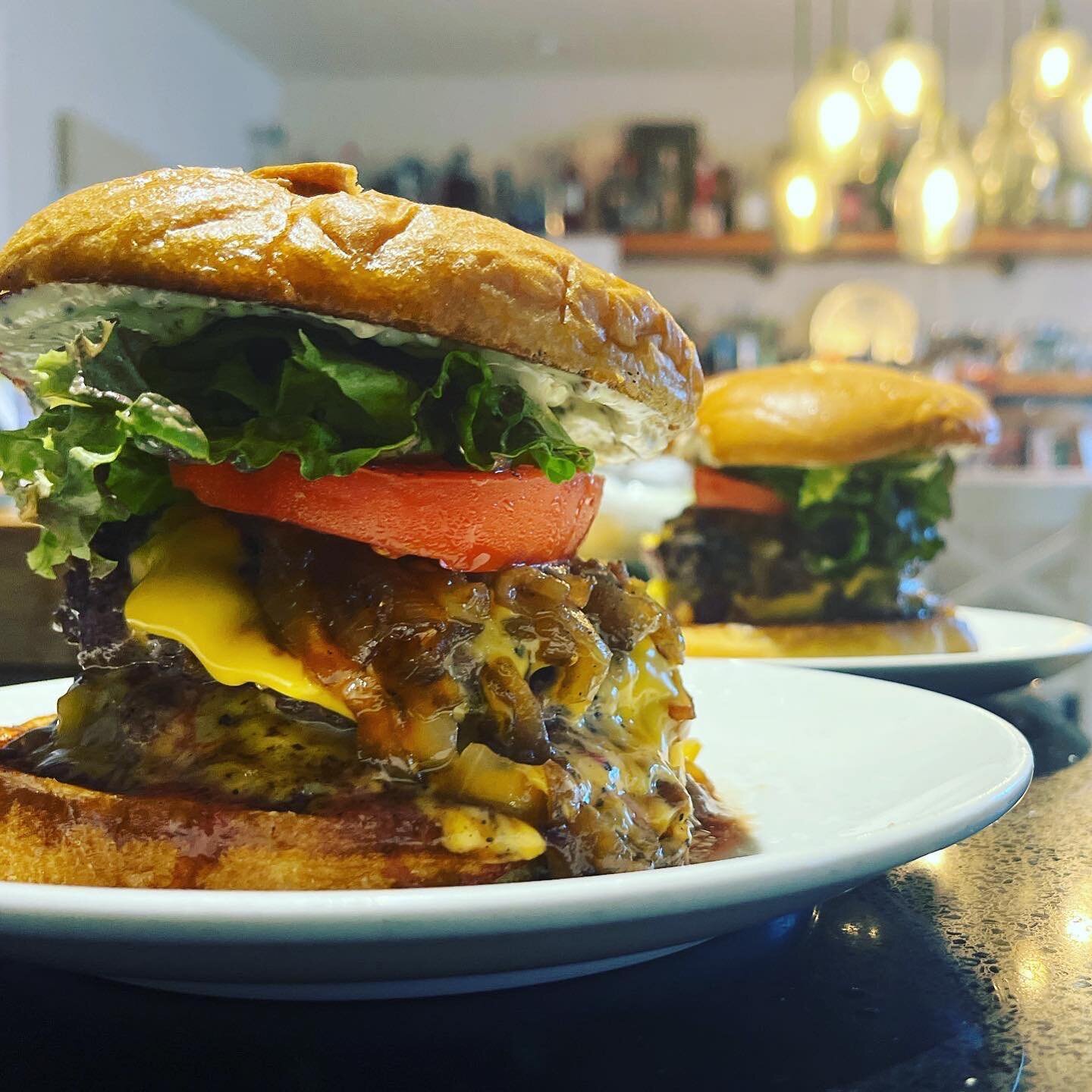 He Paints &hellip; and Cooks in and out of the kitchen 🍔🎨

#mencooking #burgers #artist #homecooking #stacks #meat #bouche #americancheese