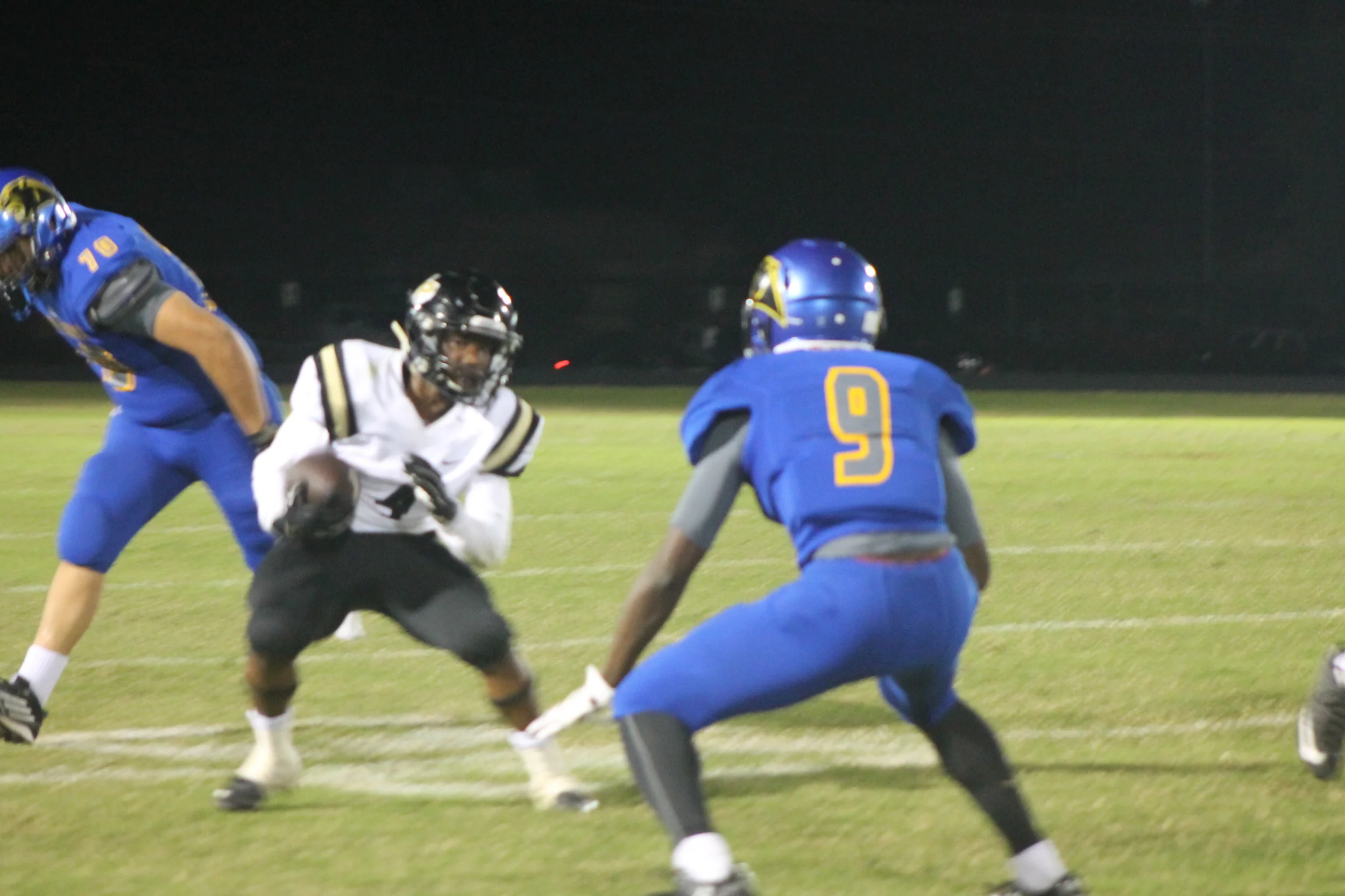 (Photo by Adam Routon) Menderiz Gray getting in position to make a play Friday Night