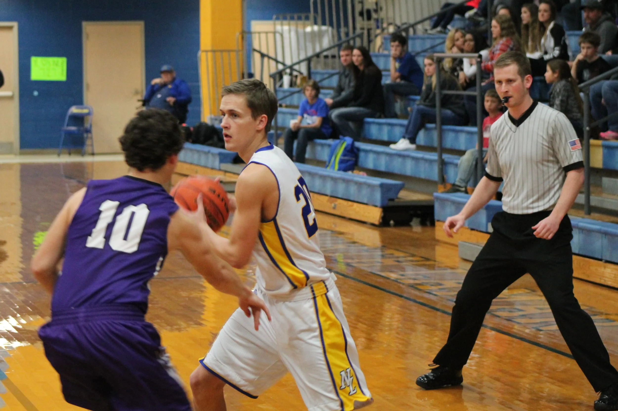 Levi Porter looking for someone to pass the ball to