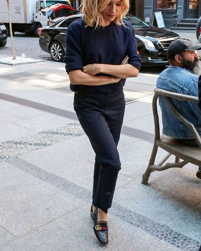 Sienna Miller’s style is always super cool. I especially love that she wears loafers and lower heels in most of her looks. ❤️#siennamiller