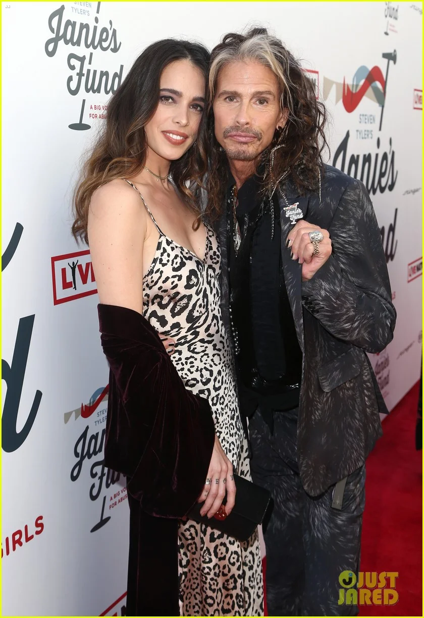 steven-tyler-and-girlfriend-aimee-preston-share-a-sweet-smooch-at-grammy-viewing-party-02.jpg