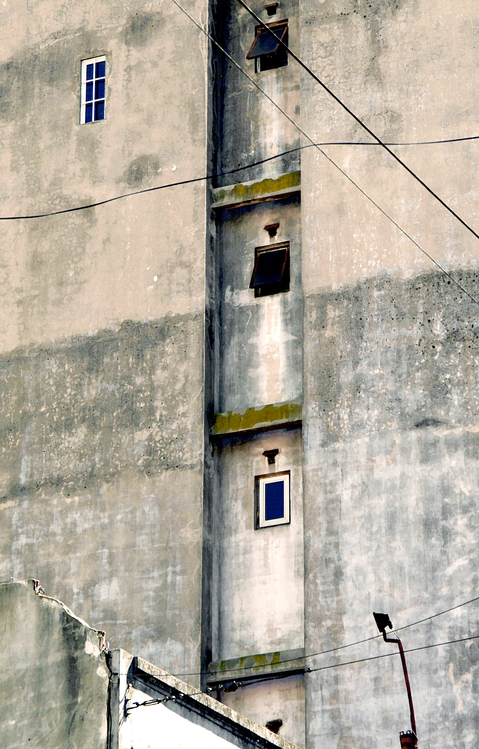 24 Buenos Aires building w vertical niche.jpg