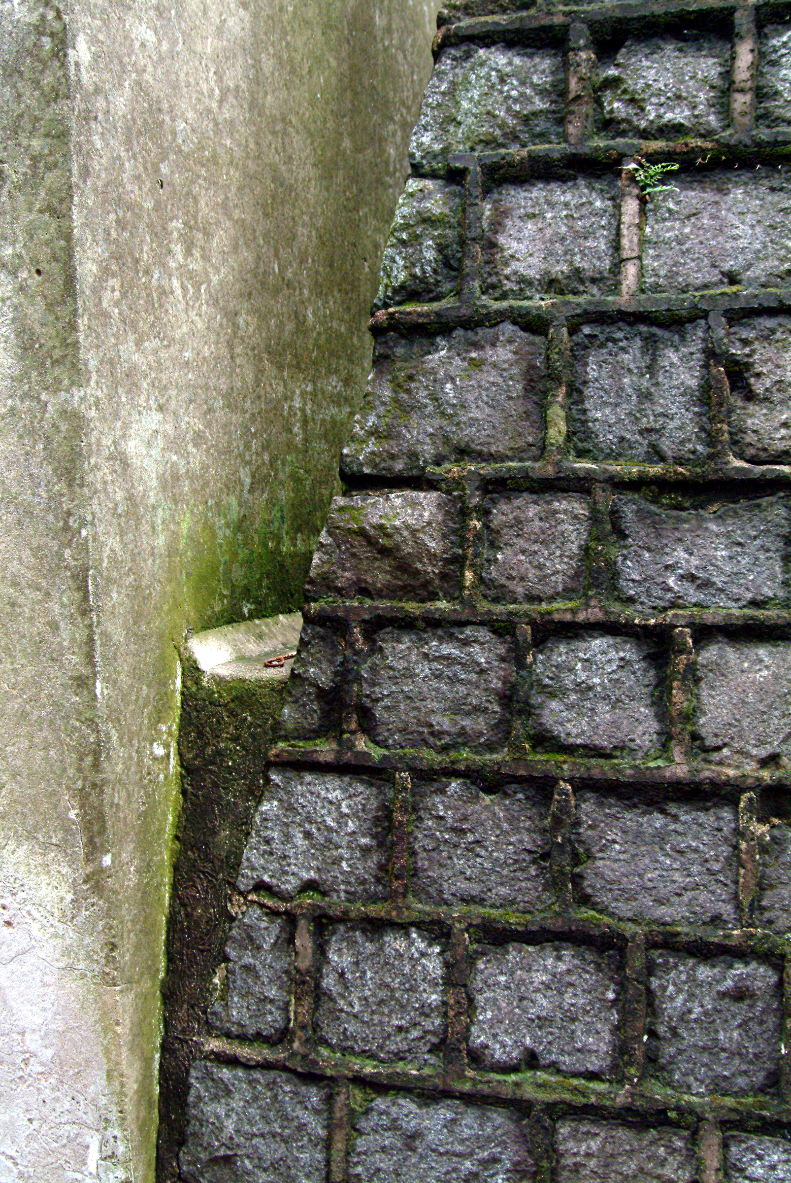 7 cobblestone pyramid w moss.jpg