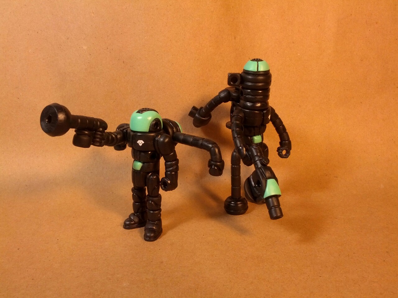 My first Glyan and Phaseon! I picked them up directly from the Onell crew at NYCC last week. It was a pleasure to meet them in person. The tales of Matt’s legendary niceness are not exaggerated. These two little dudes were mostly free! They are a combination of two Glyans, two Phaseons and a Hub set.
In my ‘verse they are a team that operates outside the Glyan military to perform covert strikes on the renegade Gendrones and the Sincroid abominations.