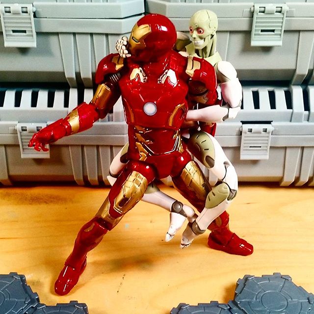 Tony is having a little misunderstanding with my new Synthetic Humanoid by @1000toys.