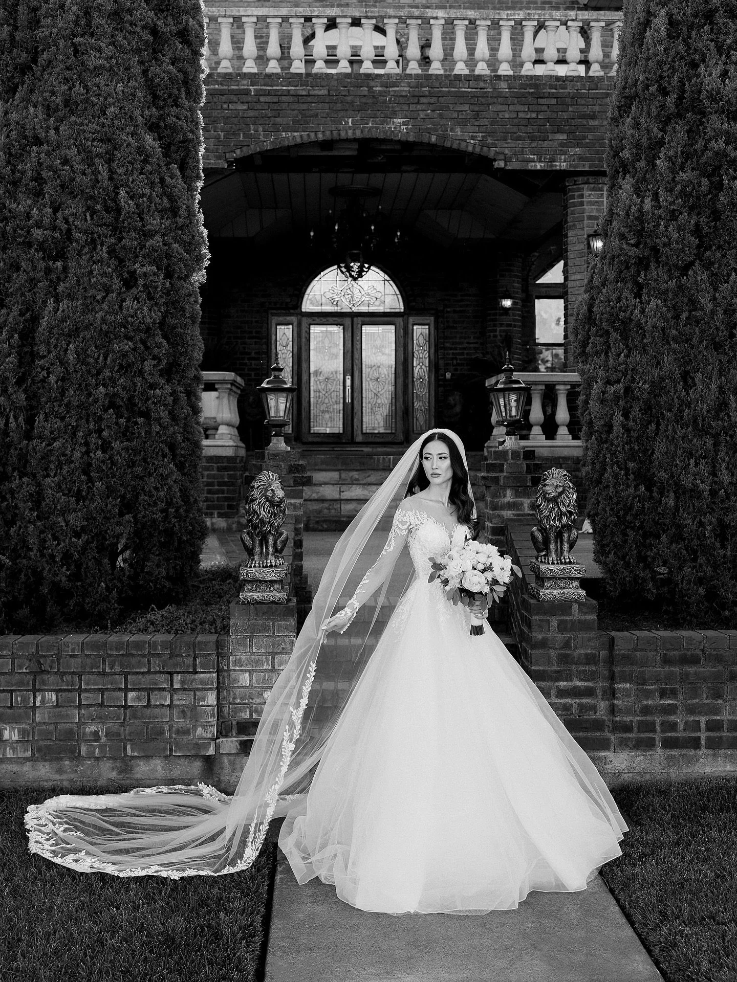 Working on this wedding right now and the more I keep falling in love with the photo, probably one of my favorite photos I took of last year. So simple so elegant and I thought it deserved its own post 😮&zwj;💨