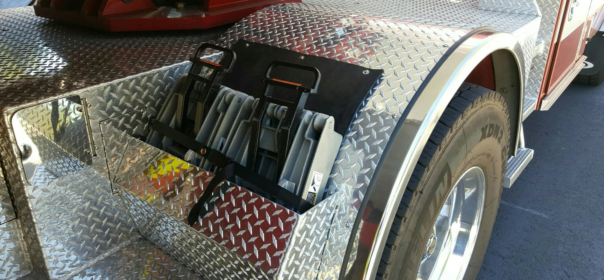 Trailer compartment under the trailer — tractor drawn aerial