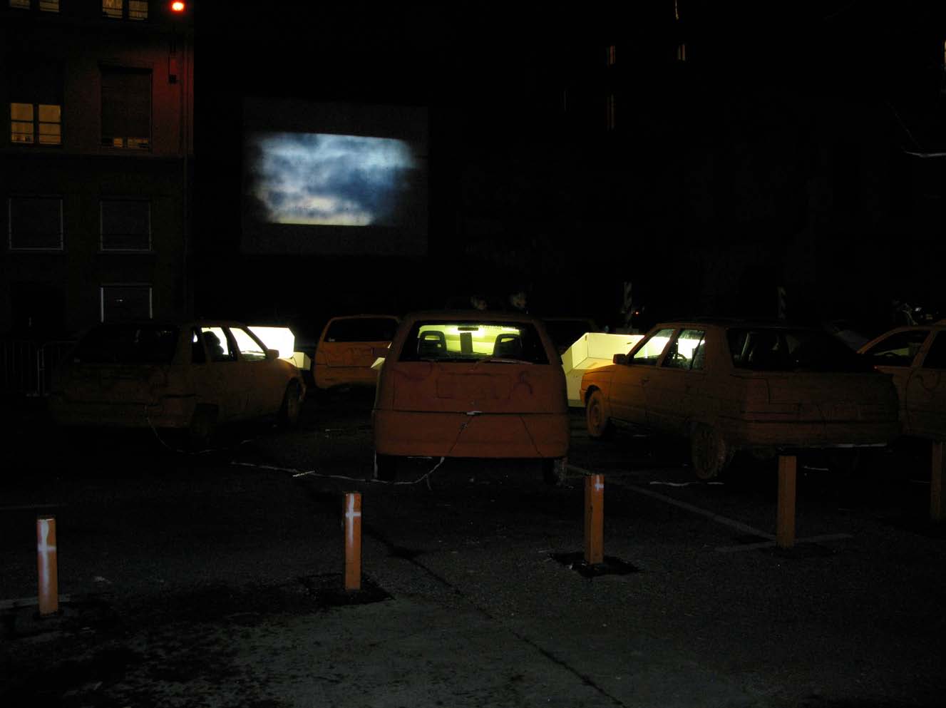 "Superflou" Galerie Roger Tator, Lyon 2009 Exposition collective dans le cadre de la Fête des Lumières 2009 Quinze vidéos projetées en boucle, au sein d'un drive-in lumineux.