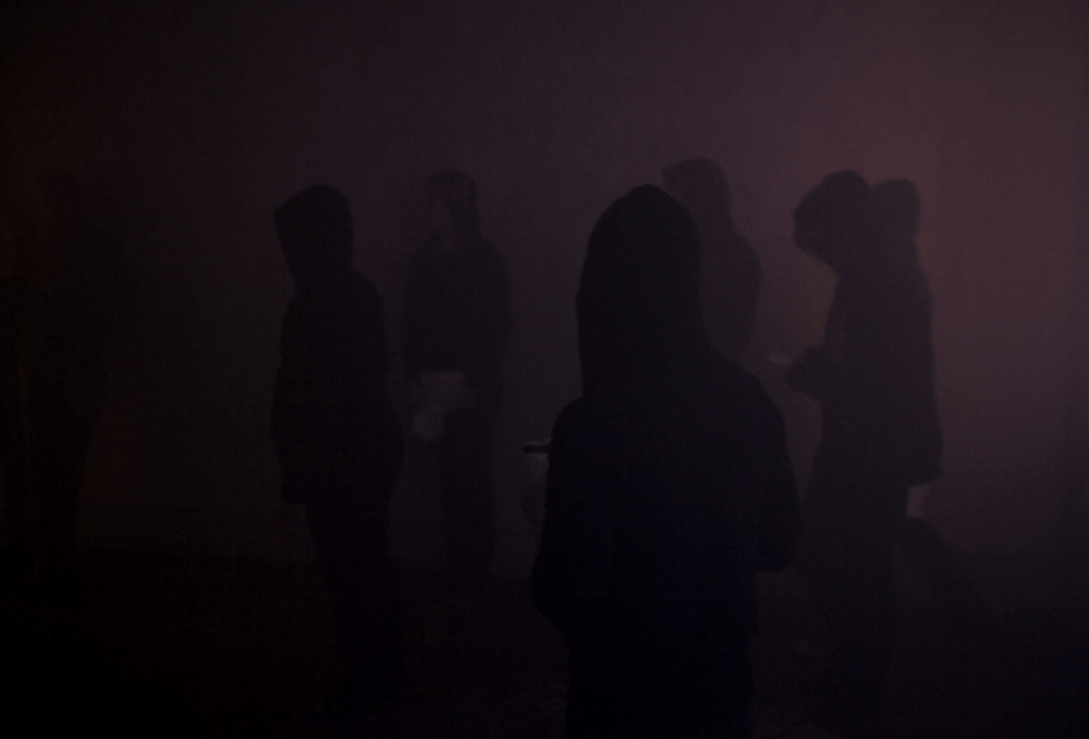 NUIT BLANCHE 2010 CHARLEVILLE MEZIERES INSTALLATION/PERFORMANCE AVEC Anne sophie TERRILLON DANS LA NUIT DU 2 OCTOBRE, DE 21H À MINUIT, 24 SILHOUETTES SOMBRES, NOYÉES DANS LA FUMÉE ET LES VOLUTES ROUGES INSTALLÉES PAR LES VIDÉASTES ANNE-SOPHIE TERRILLON ET CHRISTOPHE ACKER,SONT VENUES INVESTIR SI CE N’EST HANTER LES SALLES ET LES ESCALIERS DE LA MAISON DES AILLEURS, QUAI RIMBAUD, À CHARLEVILLE-MÉZIÈRES. LES 14 ÉLÈVES DE PREMIÈRE AINSI QUE LES 10 ÉLÈVES DE TERMINALE THÉÂTRE ONT OFFERT TROIS HEURES DURANT AUX NOMBREUX VISITEURS (PLUS DE 600 PERSONNES ONT DÉAMBULÉ TOUT EN LES ÉCOUTANT) DES MISES EN ESPACE, EN VOIX ET PARFOIS EN MUSIQUE, DE TEXTES RIMBALDIENS : « OPHÉLIE », « CONTE », « RÊVÉ POUR L’HIVER », « LE BATEAU IVRE » OU ENCORE « AUBE » ONT RÉSONNÉ TOUT AU LONG DE LA SOIRÉE ET ÉVOQUÉ AVEC FORCE LE FANTÔME DE L’HOMME AUX SEMELLES DE VENT. PUIS, EN GUISE DE FEU D’ARTIFICE, LES ÉLÈVES ONT SCANDÉ LES DOUZE COUPS DE MINUIT AU RYTHME DU FAMEUX POÈME « L’ETERNITÉ », AVANT DE DISPARAÎTRE SOUS LES APPLAUDISSEMENTS ET DE LAISSER LA MAISON RETROUVER SON SILENCE ET SES SOUVENIRS.