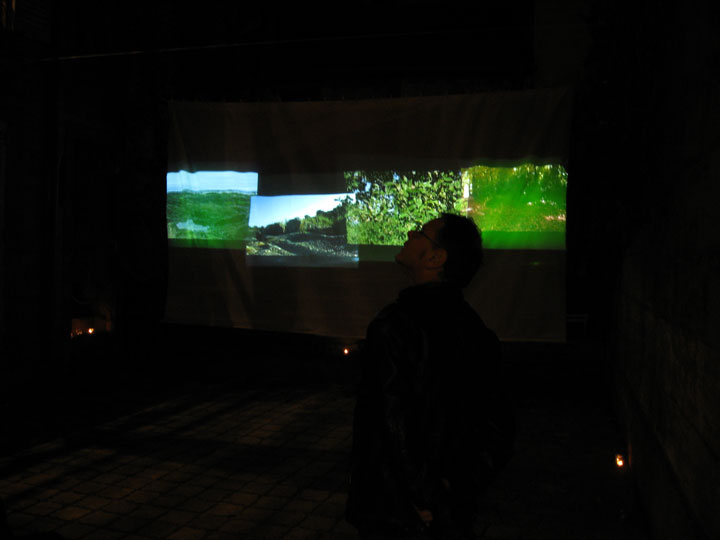 NUIT BLANCHE 2009 CHARLEVILLE MEZIERES INSTALLATION/PERFORMANCE AVEC ANNE SOPHIE TERRILLON MAISON D'ARTHUR RIMBAUD (MAISON DES AILLEURS) QUATRE PROJECTIONS DE LIEUX FILMÉS EN 360 DEGRÉS. TRAVAIL AUTOUR DE LA DERNIÈRE LETTRE QUE RIMBAUD A DICTÉ À ISABELLE RIMBAUD AU DIRECTEUR DES MESSAGERIES MARITIMES. NOUS NOUS INTÉRESSONS À APHINAR , COMME ÉCRAN POSSIBLE DE TOUS LES VOYAGES. LA BANDE-SON DES QUATRE PROJECTIONS EST CONSTITUÉE DE L’INTERPRÉTATION DE GENS INTERROGÉS SUR CE LIEU MYSTÉRIEUX. PRÉSENTATION ICI