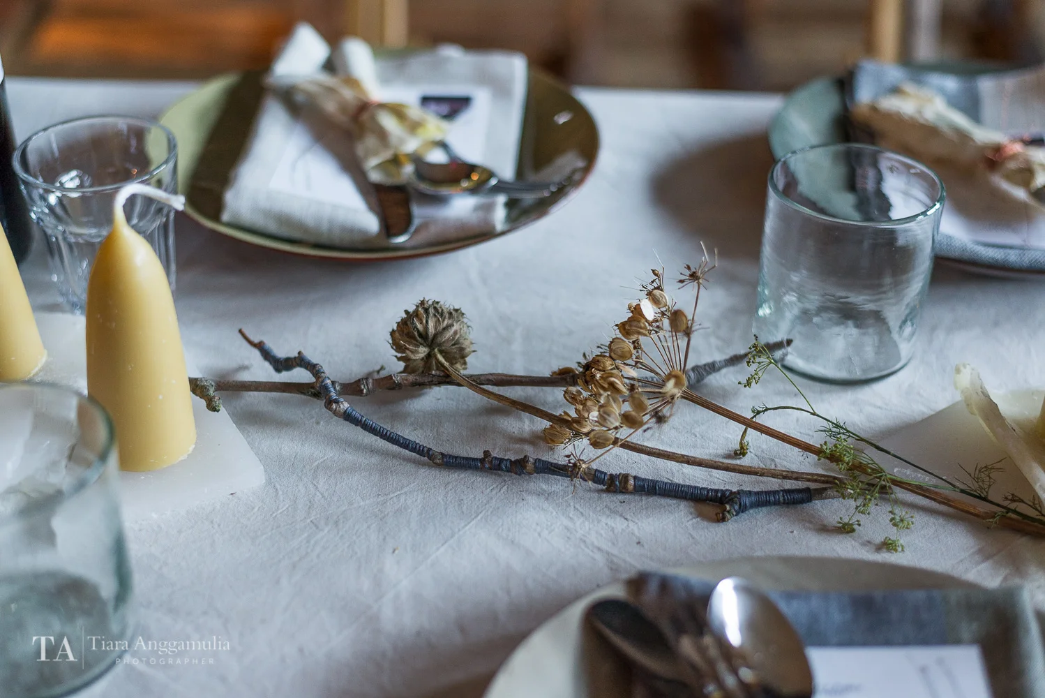 Details on the dining table.