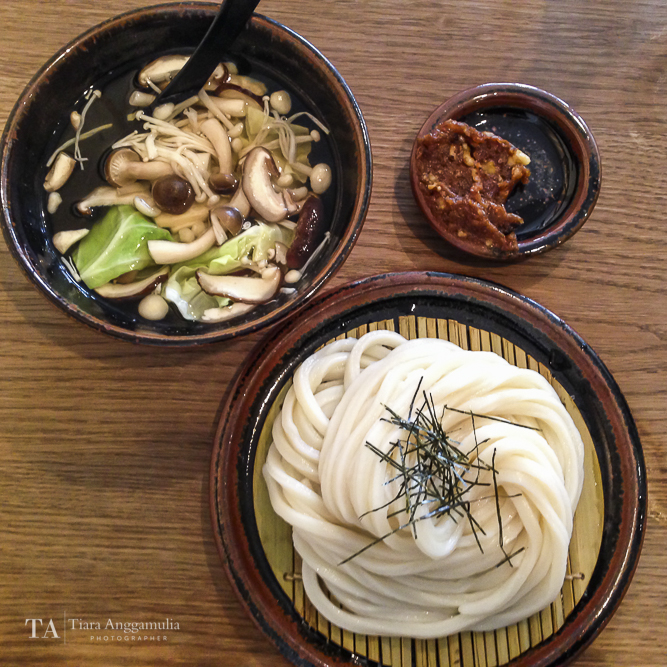  A delicious Japanese lunch of cold udon, hot broth with mushrooms and walnut. 