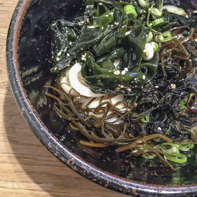  Cold udon noodles with mixed seaweed and cold sauce. 