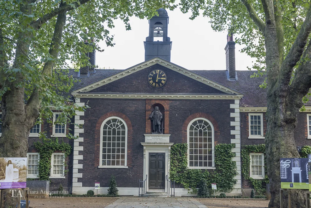 The front facade of Geffrye Museum.
