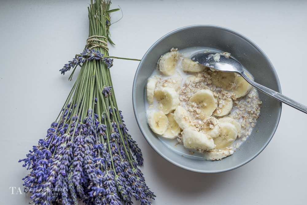  Oats and bananas for breakfast. 