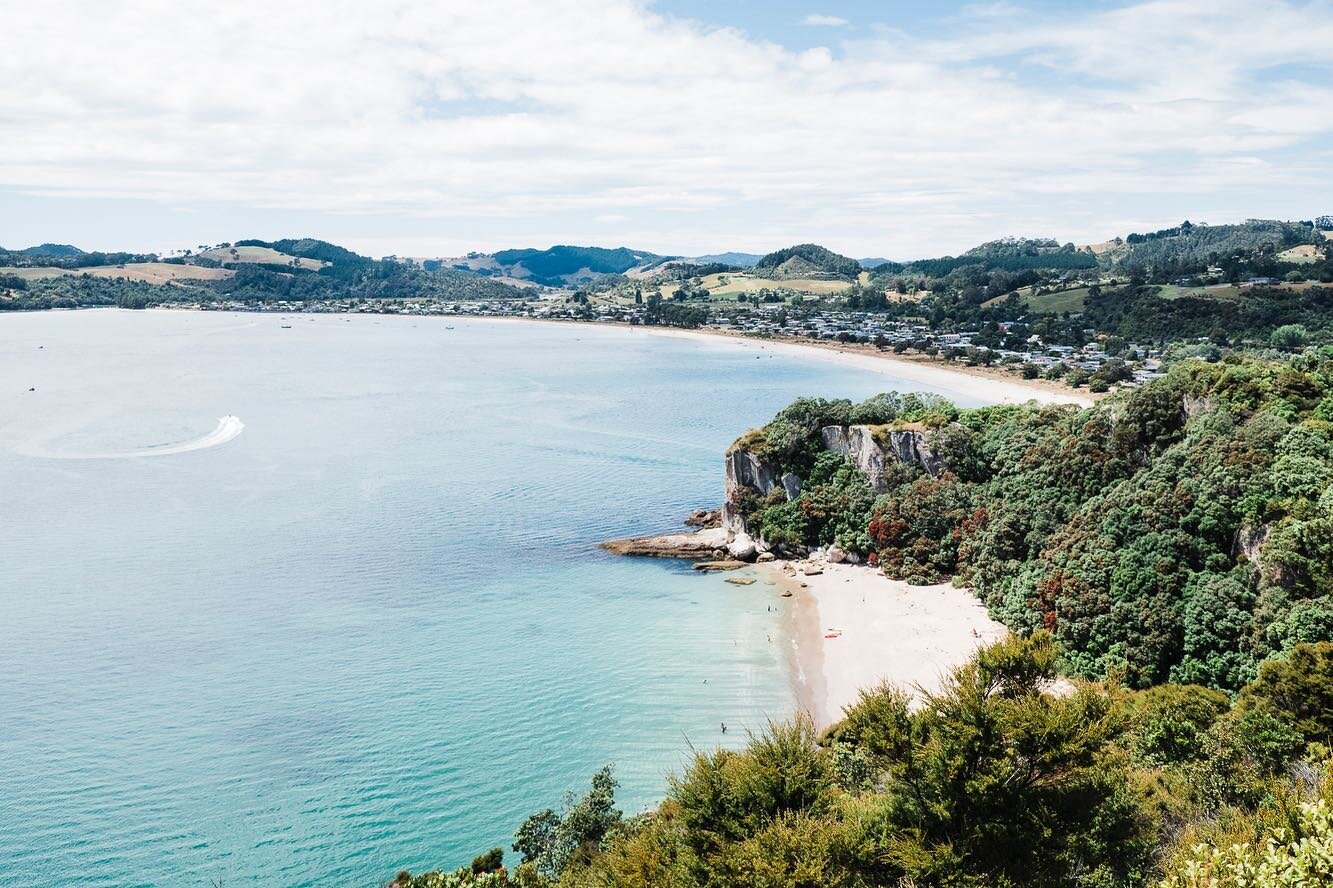 The sun was shining. The turquoise water looked inviting. A tender breeze caressed my face. Then this view revealed itself and it could not have been more&thinsp;
perfect. An absolute paradise 🏖🌊&thinsp;
&thinsp;
&thinsp;
#CookBeach #CoromandelPeni