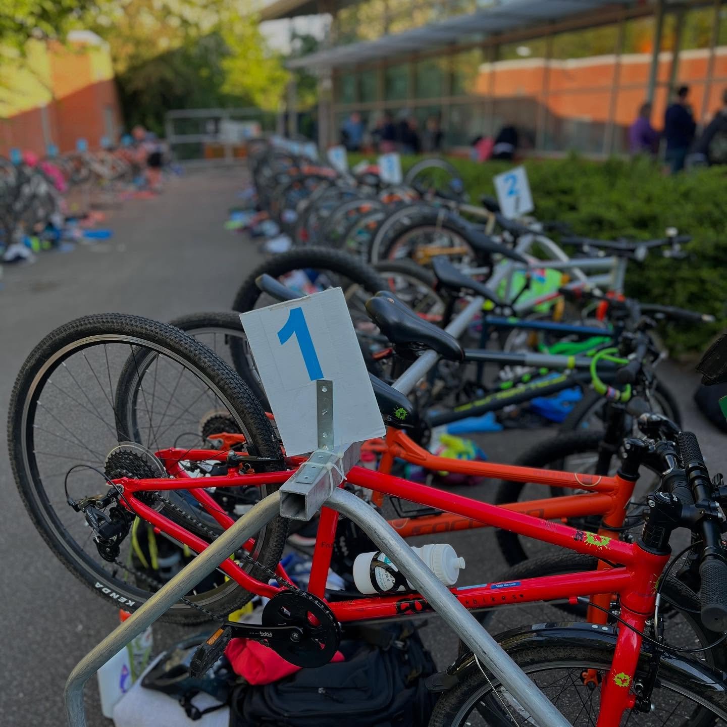 My alarm went off at 4.30am this morning - not to race or train, but to run a triathlon! My car was packed with bike racks and kit as part of the @kingfishertriathletes crew now organising @freetriwalton_ (formerly IntoTri).

FreeTri was founded to b