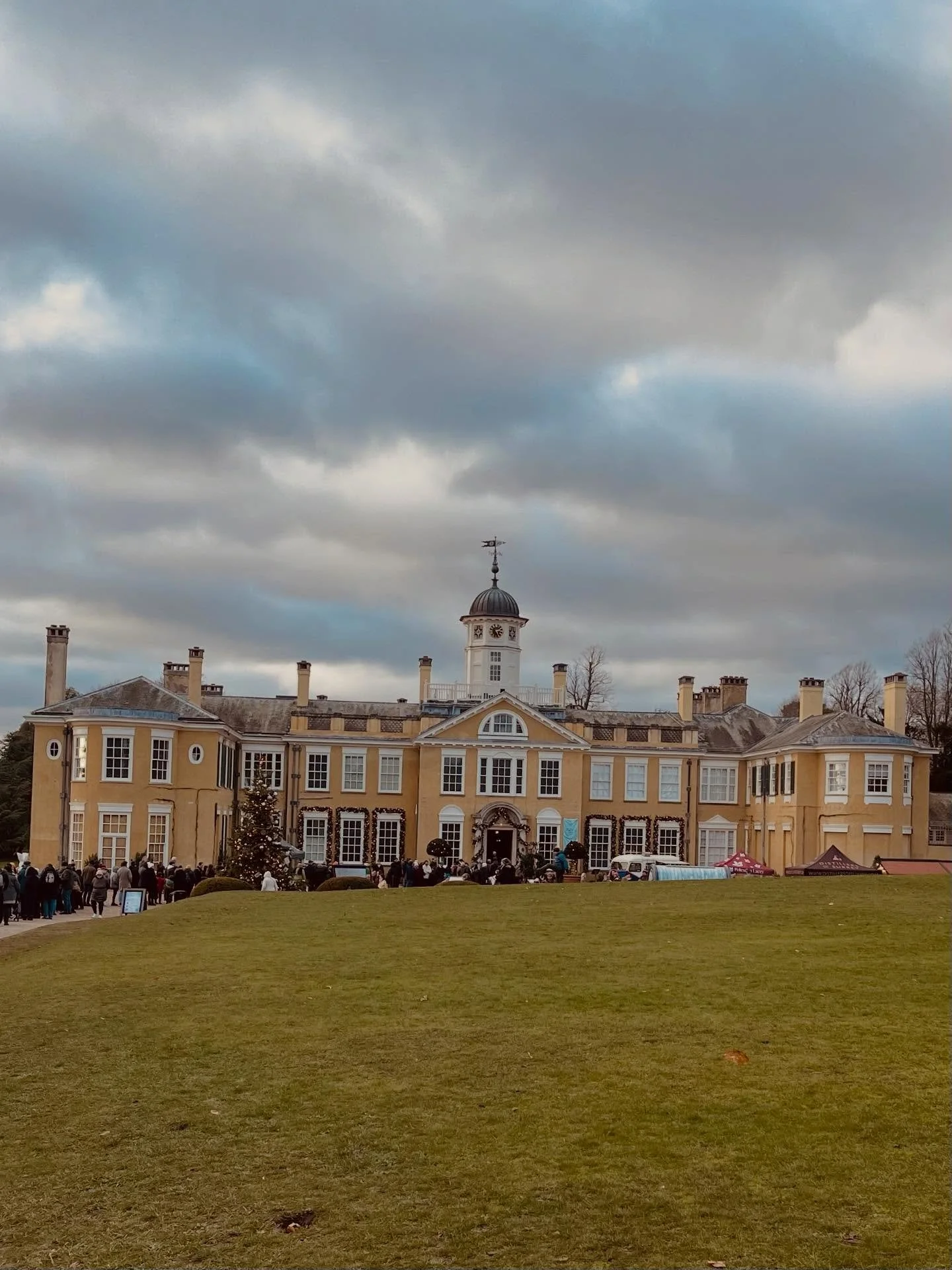 Every year, my mum renews our annual membership to the National Trust as a Christmas gift - a brilliant present we enjoy all year round.

Yesterday afternoon, we wandered around the grounds of Polesden Lacey @polesdenlaceynt (once an Edwardian party 