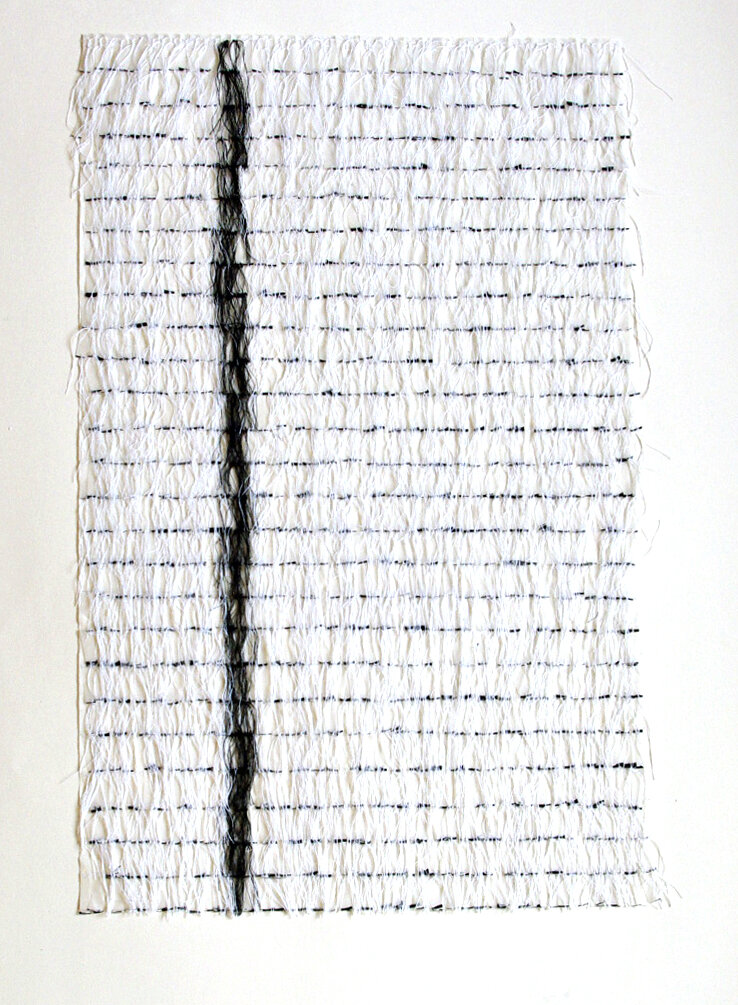 "Schwarze Linie", 2020, Tusche, Faden, Transparentpapier, 66 x 40 cm