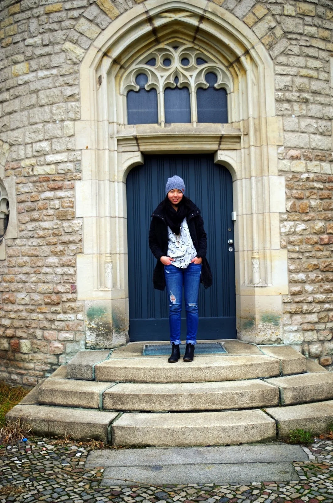 Vintage Tee. H&M scarf and coat. Hollister pants. Goertz Chelsea Boots. Nixon Beanie . Vintage golden necklace.
