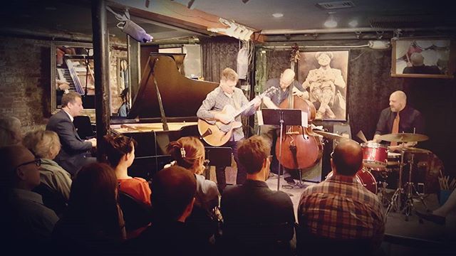 I run a jazz record label called "Rondette Jazz". Last week one of my best friends and label artist Jeremy Manasia celebrated the release of his new album, Metamorphosis, featuring guitar legend Peter Bernstein. Here they are at Smalls. It was beautiful.
#smallsjazzclub #nycjazz