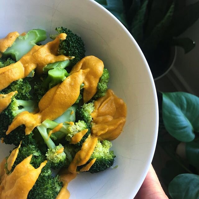 Kinda wish I sprinkled maldon salt on top 🤪
.
HOW TO MAKE DAIRY FREE QUESO
.
Boil or steam 2 carrots and 1 potato until soft
.
Combine the carrot/potato mix with 1/2 cup cashews, 1 tbsp ACV, 3 tbsp nutritional yeast, 1/2 cup water (more if needed), 