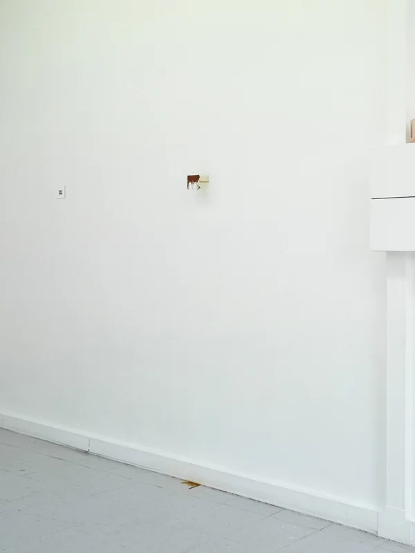 Conducting, plastic box, gauze and betadine, 10 x 7,5 x 7 cm. Exhibition view "Hanging time in the summer out", June 2015. Photograph by Stefaan Verschueren.
