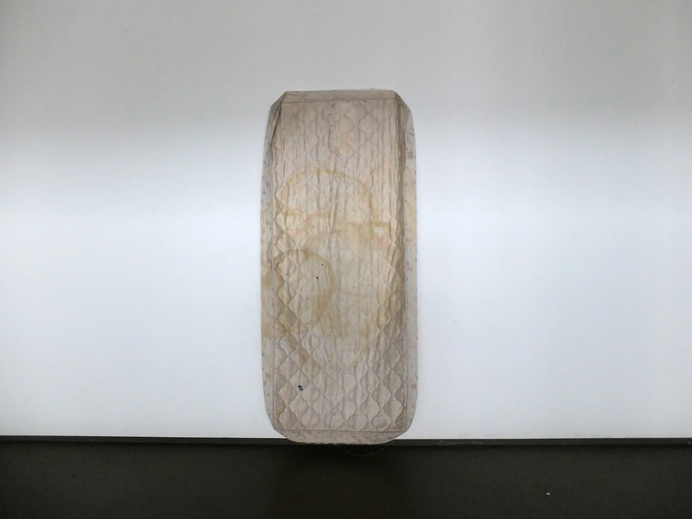 Borders (Archaeological textiles), found mattress, 200x90 cm, 2016. Residency “AIRE. Espaces intermédiaires”, Ancien Dexia Art Centre Vanderborght, March 2016.