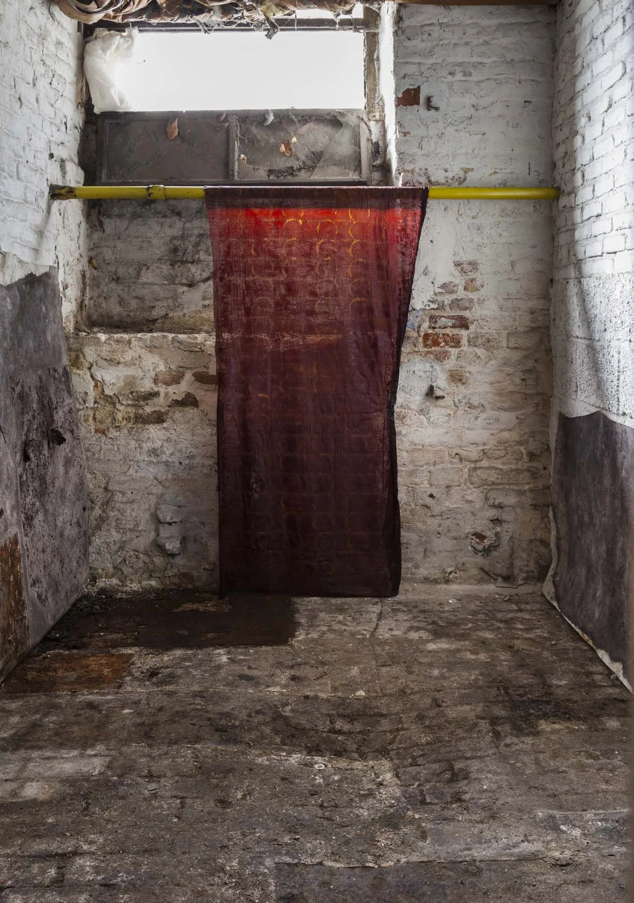 Zonder handen (38°), betadine on gauze textile and lifted vinyl sheets, 180 x 80 cm Exhibition view: “Friche,” April 2017 Photograph: Fabrice Schneider