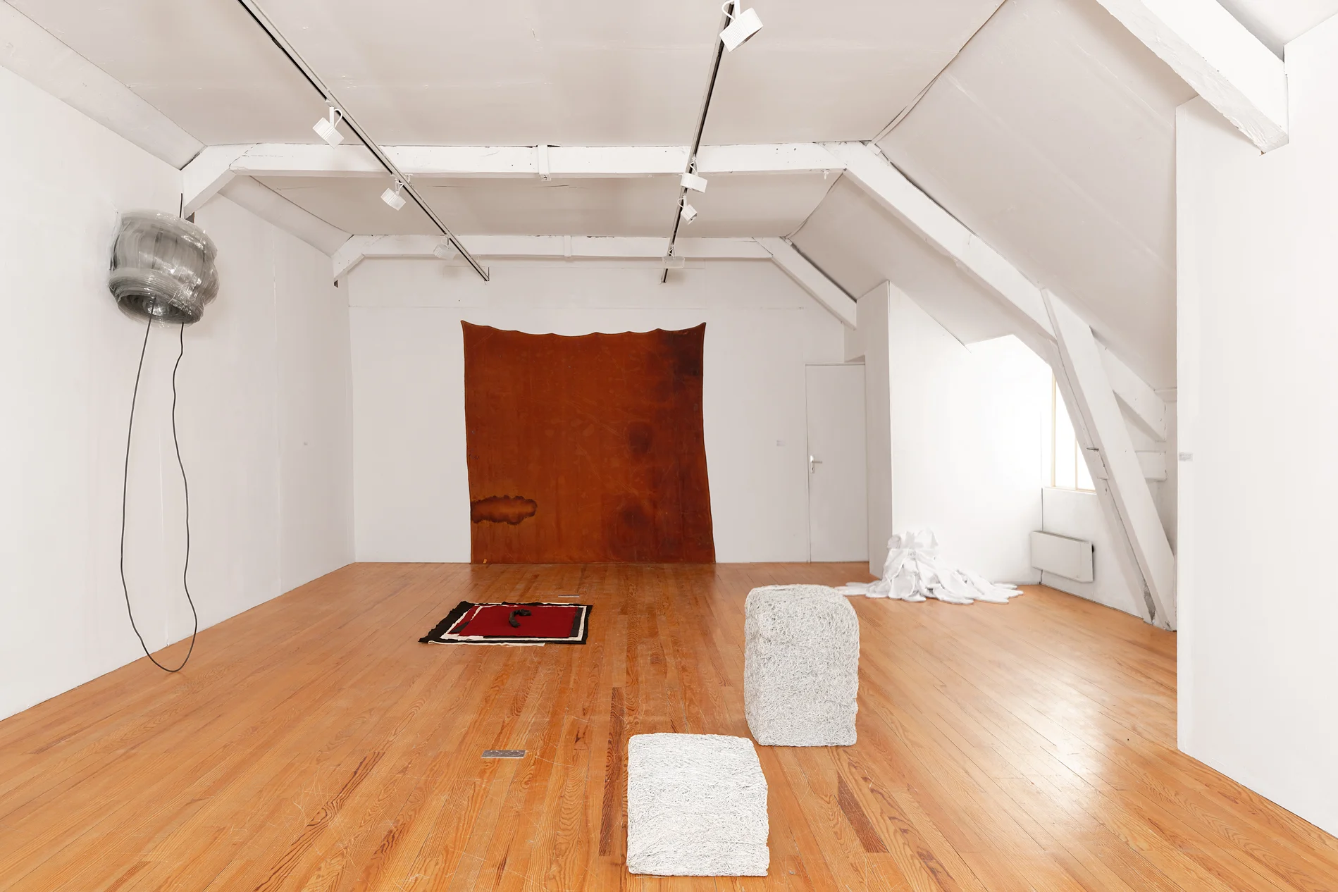 38° (Relato de un naufrago) , betadine on bed cover, 320 x 250 cm Exhibition view “De fils ou de fibres”, Centre d’art contemporain CAC Abbaye Saint André, Meymac (FR), 2018 Photographs: Aurélien Mole