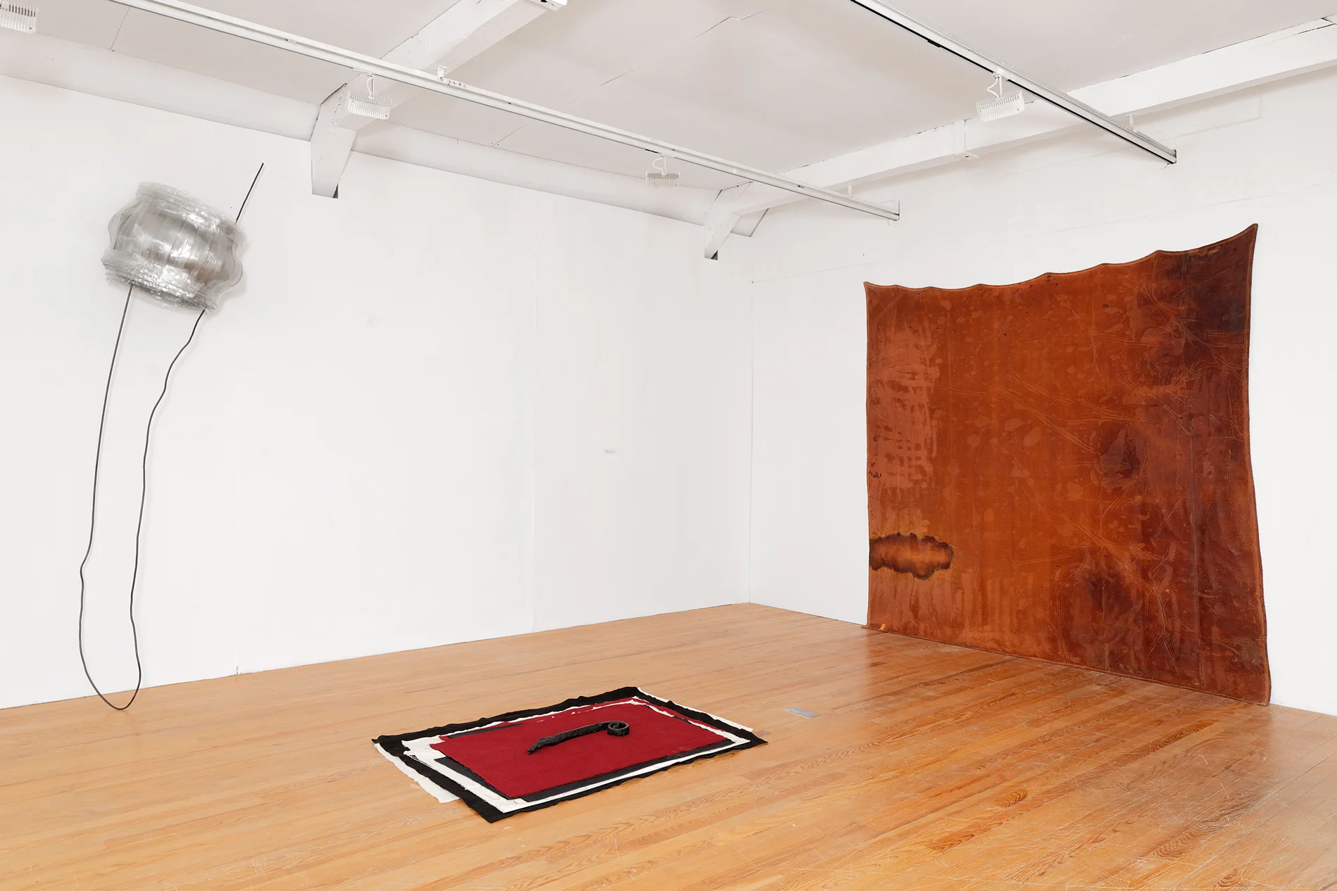 38° (Relato de un naufrago) , betadine on bed cover, 320 x 250 cm Exhibition view “De fils ou de fibres”, Centre d’art contemporain CAC Abbaye Saint André, Meymac (FR), 2018 Photographs: Aurélien Mole