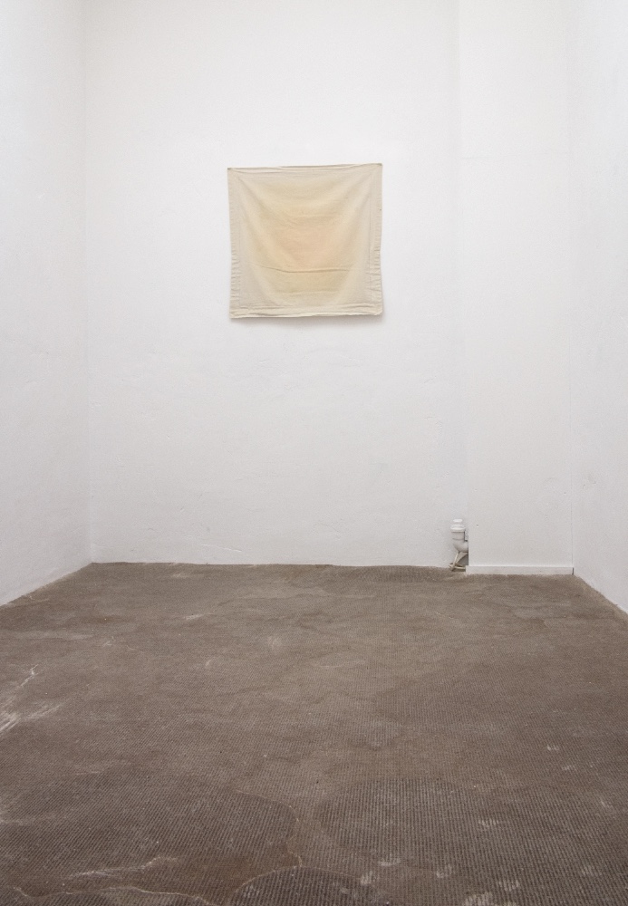 Adsorption (50.818942°N 4.389855°E, 10.07 - 03.09.2016), pillowcase, 70 x 70 cm and 90° (Conversation) , wax soaked in carpet, in situ: 400 x 210 cm Exhibition view: “Envers”, La Part du Feu, Brussels, 7-30 September 2018 Photographs: Stefaan Schuebe