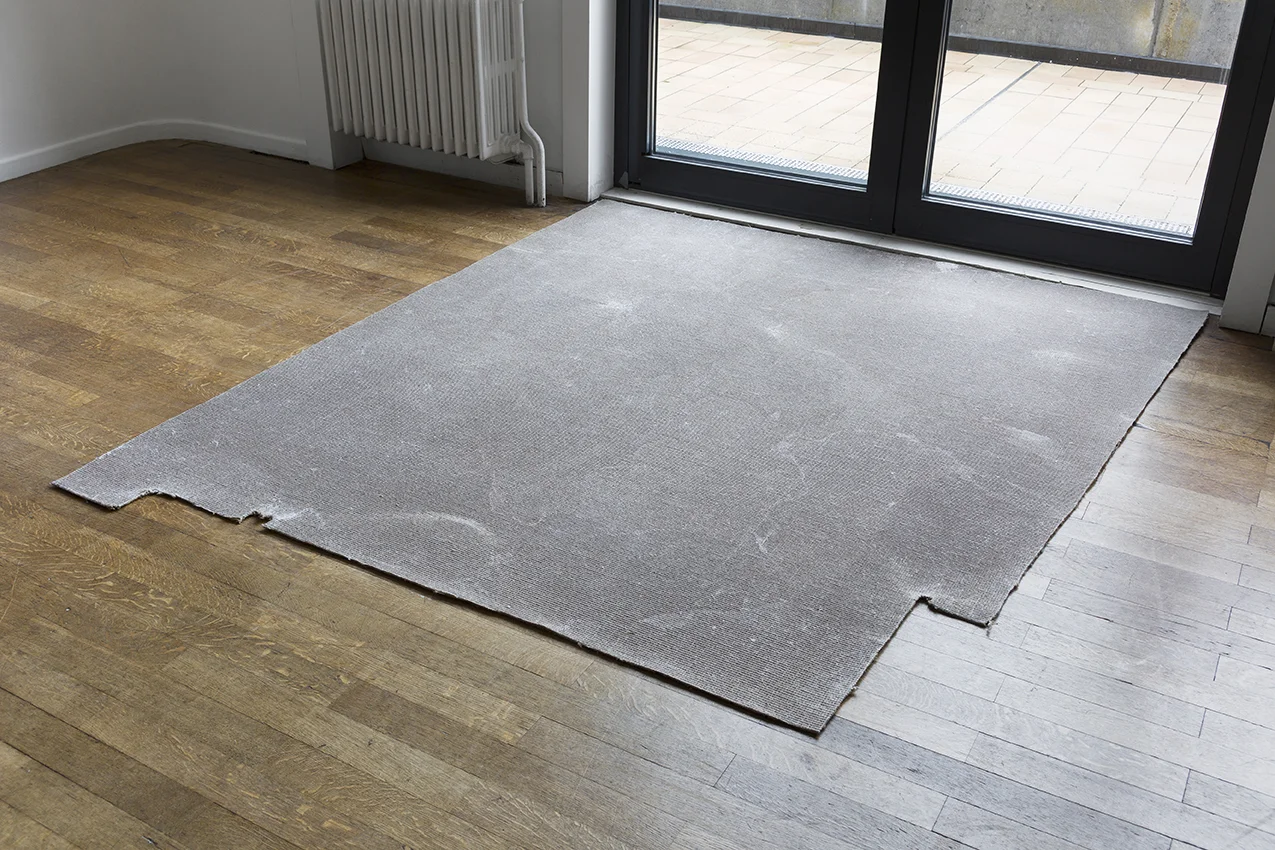 90° (Conversation, remainder), wax on apartment carpet, extract cut from installation fitted for ‘La Part du Feu’ gallery (“Envers” exhibition) Photograph: Gilles Ribero