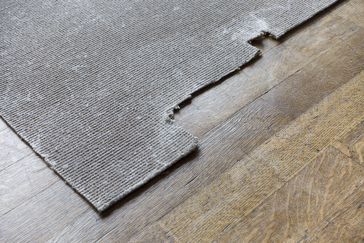 90° (Conversation, remainder), wax on apartment carpet, extract cut from installation fitted for ‘La Part du Feu’ gallery (“Envers” exhibition) Photograph: Gilles Ribero