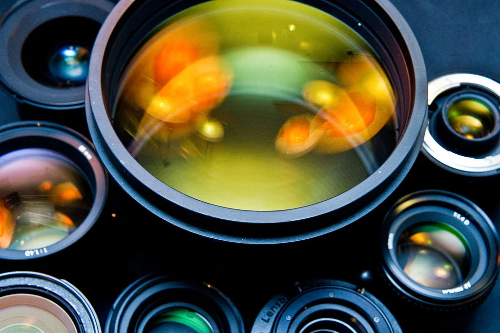 1024px-Photographic_lenses_front_view.jpg