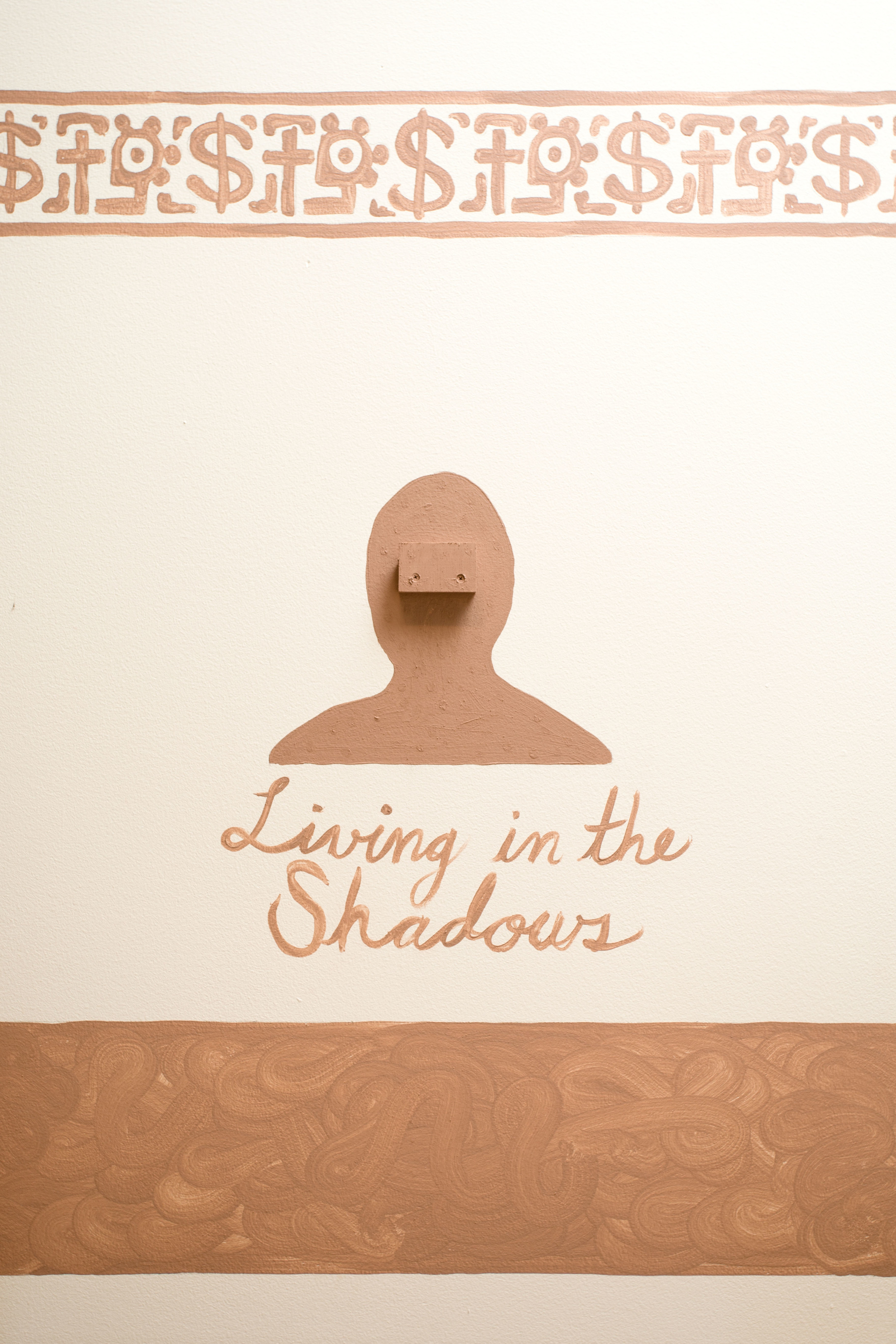 Living in the Shadows/Viviendo en las sombras