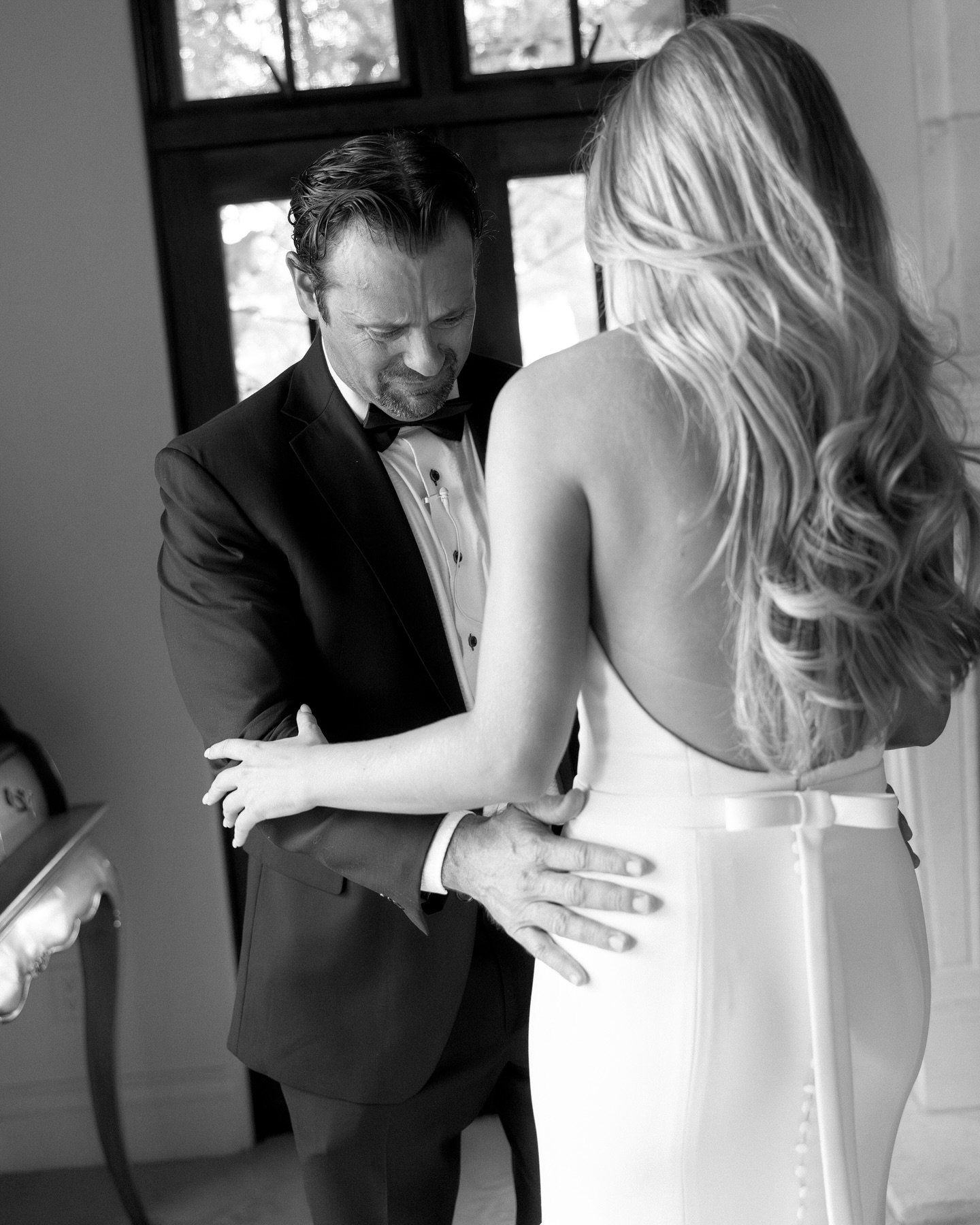 Mia&rsquo;s first look with her dad needed its own post🖤