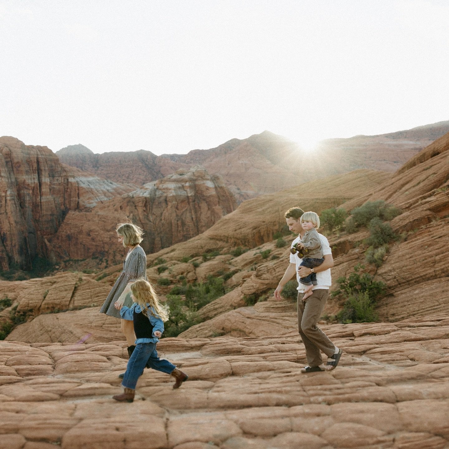 I love this little fam &amp; watching them grow each year🫶🏼
.
.
.
#utahfamilyphotographer #southernutahfamilyphotographer #stgeorgefamilyphotographer #stgeorgephotographer #losangelesfamilyphotographer #lafamilyphotographer #socalfamilyphotographer