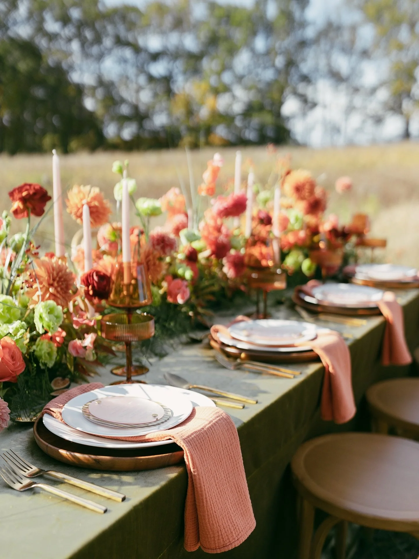 Scotland Fields, in October, with this group.. is chef’s kiss 
Planner: @lindseymevents
Florals: @fern.floralstudio
Photography: @lindsandmax
Venue: @scotlandfields
Hair and Makeup: @thecrownboutique
Caterer: @the