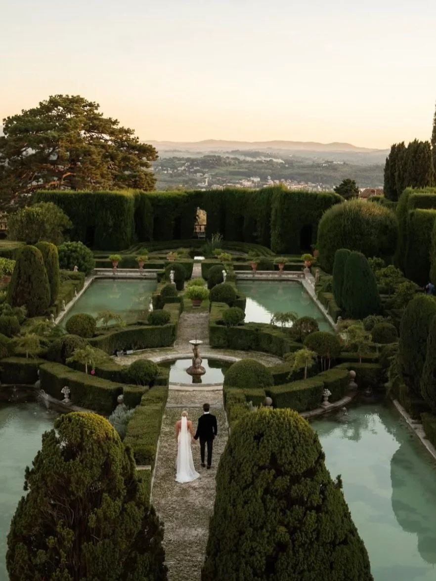 Amanda and Blake&rsquo;s Italian celebration was nothing short of spectacular 🇮🇹

The gorgeous gardens at Villa Gamberaia were instantly recognizable to guests when they arrived, as we wrapped each wedding invitation in a printed vellum wrap featur