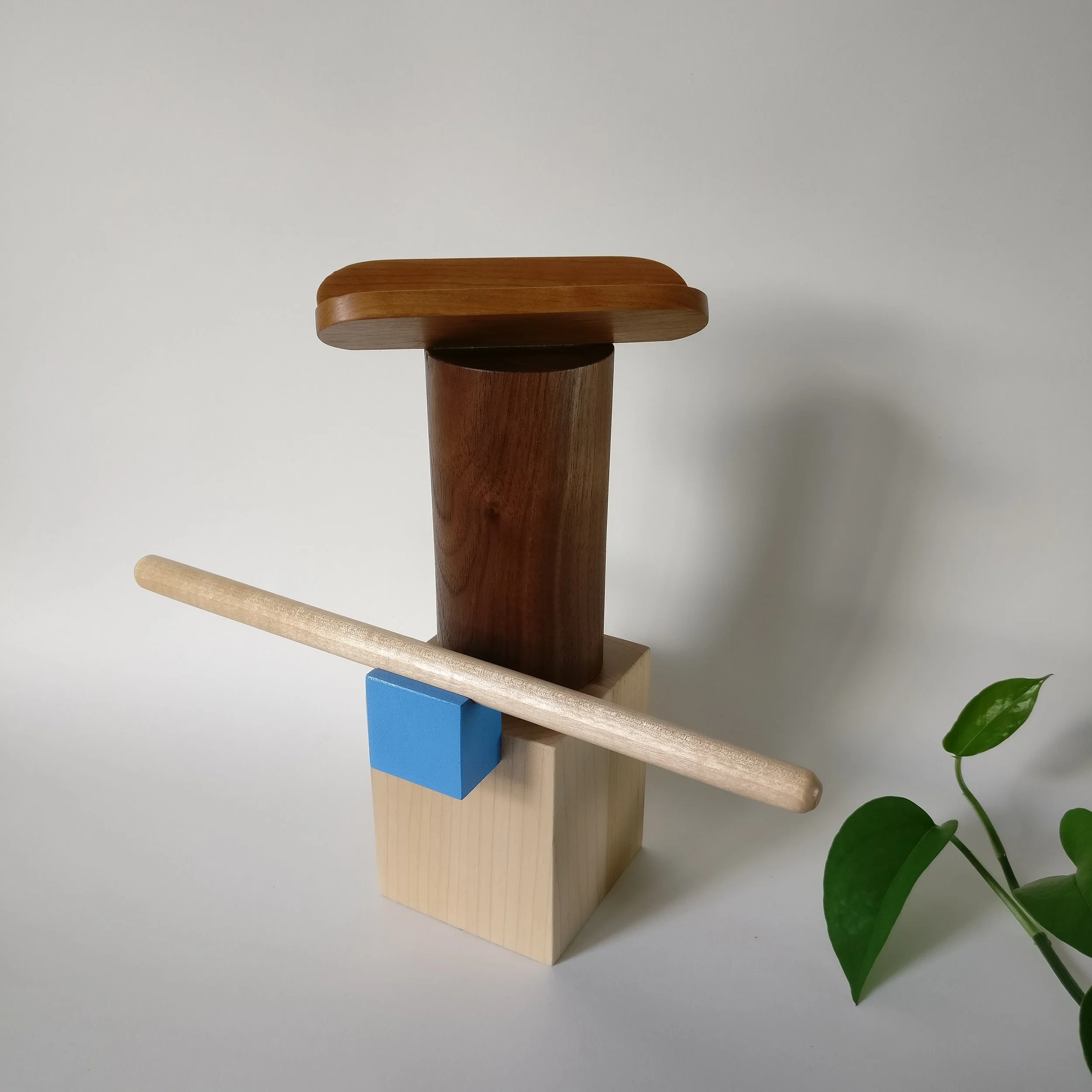 Jewelrt box, totem, wood, design, projet eight eight, projet huit huit, Myriam Rigaud, designer, memphis, geometric, hot dog blue