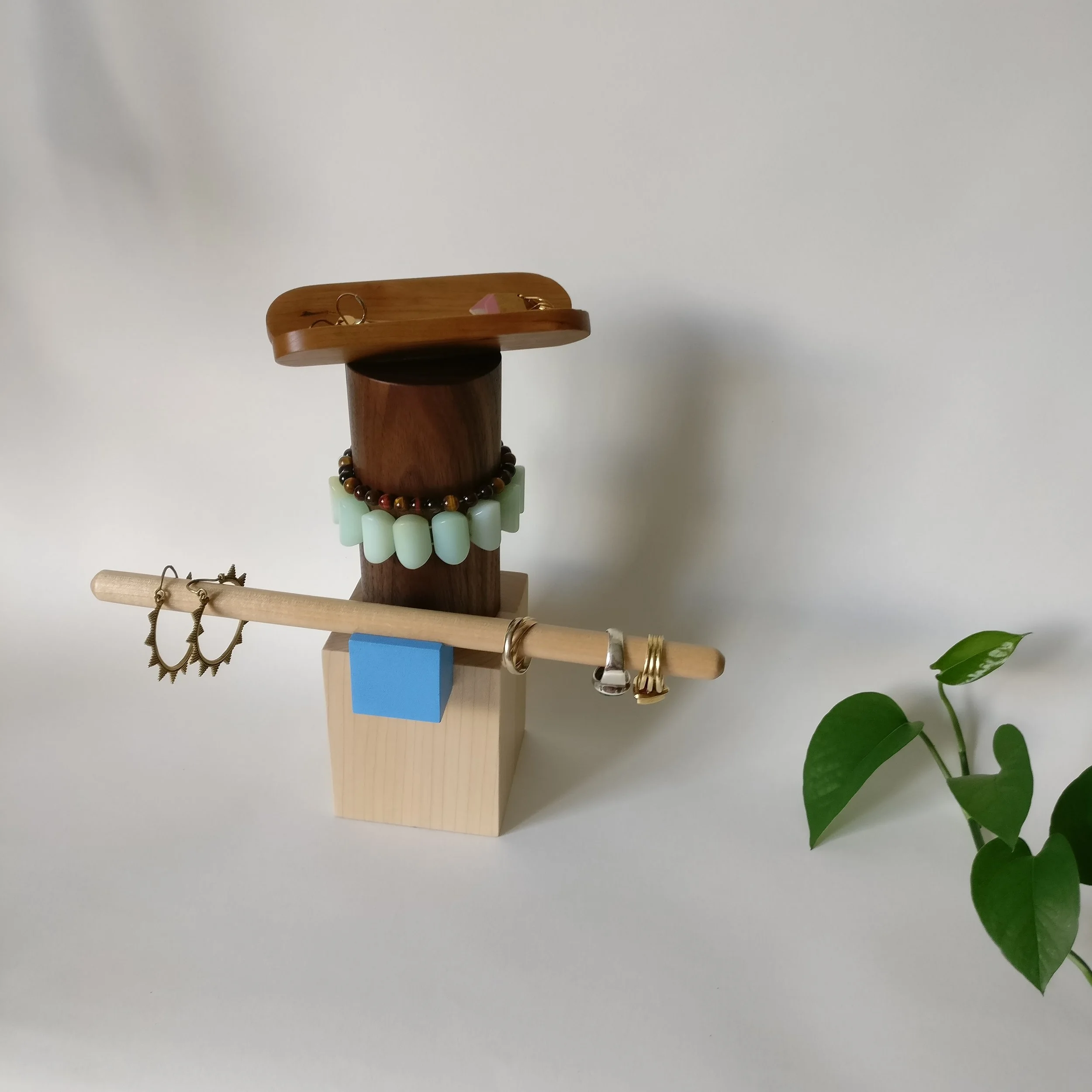 Jewelrt box, totem, wood, design, projet eight eight, projet huit huit, Myriam Rigaud, designer, memphis, geometric, hot dog blue
